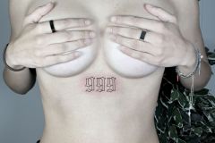 Numer Tattoo sul petto, tatuaggio sexy