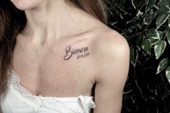 tatuaggio lettering sul petto da donna