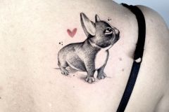 Tatuaggio di un cane sulla schiena